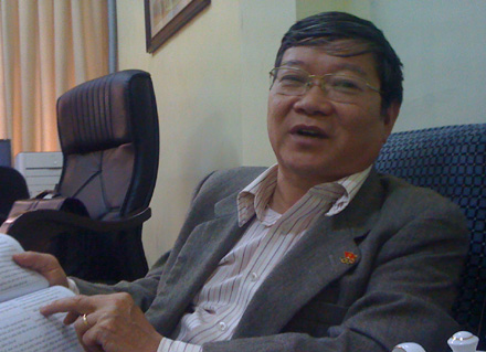 Đại[-]biểu[-]Lê[-]Như[-]Tiến:[-]Nhiều[-]từ[-]ngữ[-]trong[-]bài[-]viết[-]trên[-]blog[-]quá[-]nặng[-]nề!